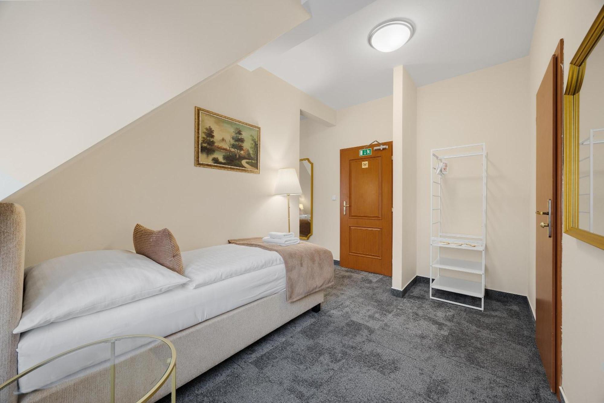 Hotel Reverie - Dependance, Check-In At Metropolitan Star Bratislava Exterior photo